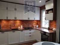 Фото - Угловая кухня белого цвета с каркасом и столешницей цвета дерева. Готовые работы TDS_G_013